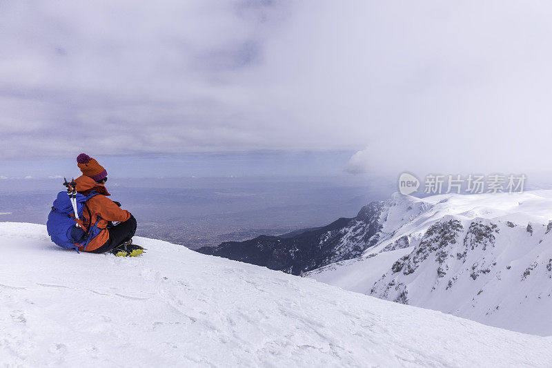 女性登山者在山顶喝咖啡