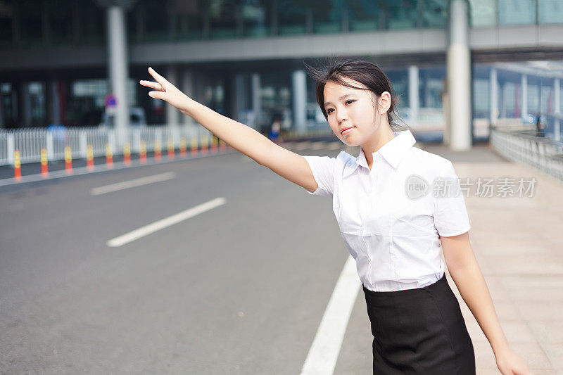 年轻的女商人在机场打出租车