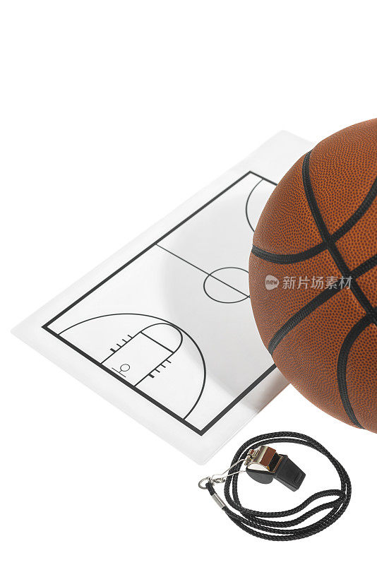 篮球教练的剪贴板，白色背景上吹口哨