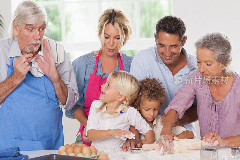 大家庭在烘焙的同时享受乐趣