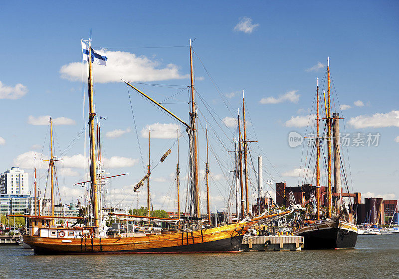 芬兰赫尔辛基码头上的老帆船