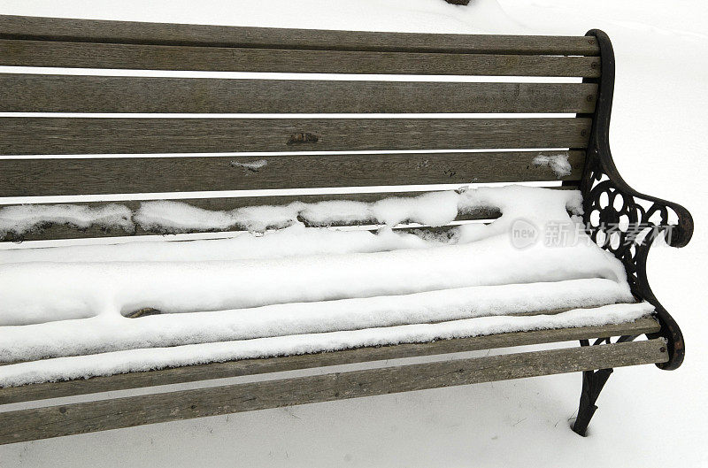 雪中的公园长椅