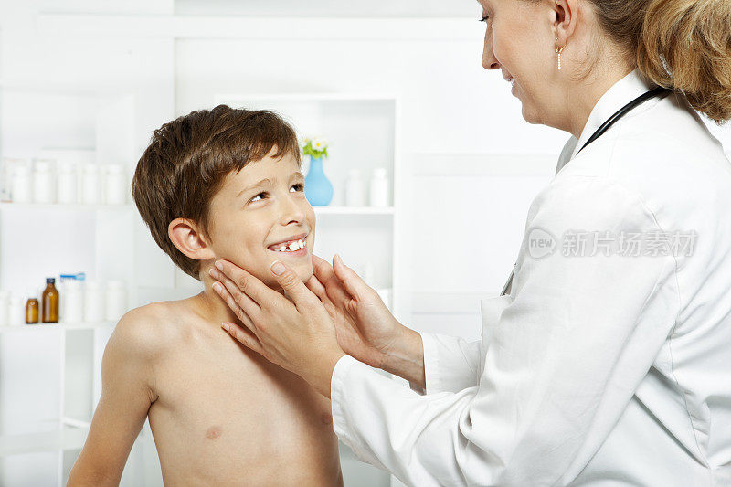 儿科医生友好地检查小男孩的喉咙扁桃体
