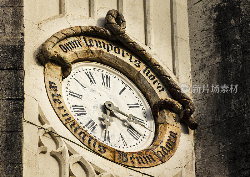 时钟在Caraça圣所哥特式教堂