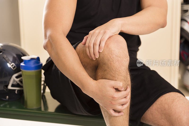 医学:膝盖受伤的运动员。更衣室。
