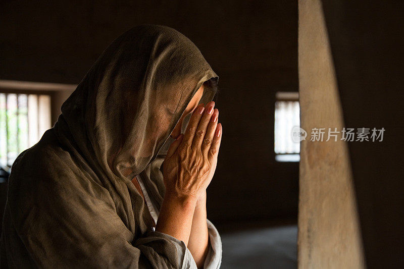 女人用手祈祷