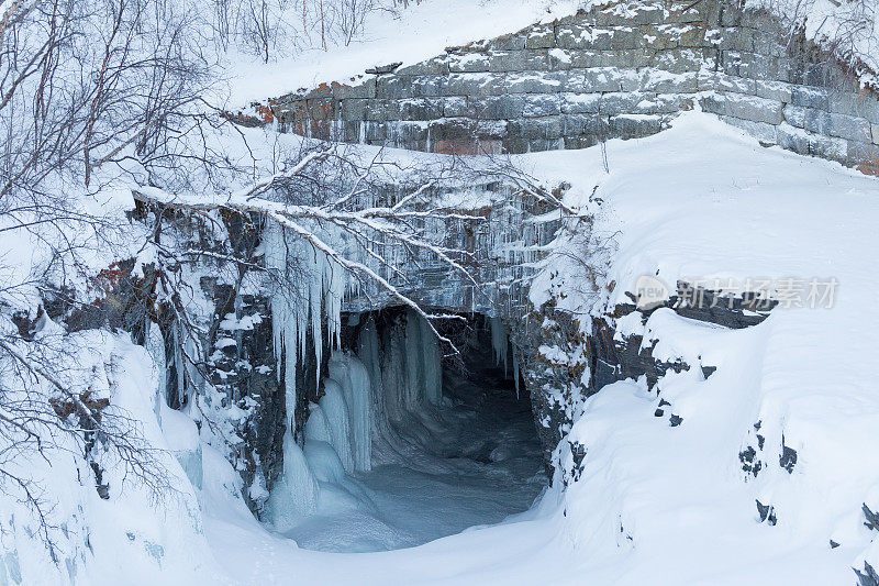 冰洞里的冬雪景象