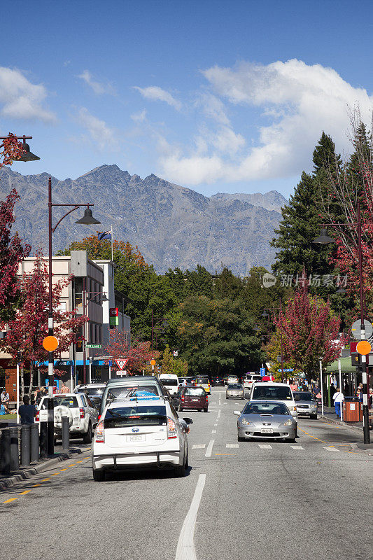 新西兰巍峨群山中的皇后镇街道