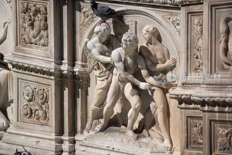 意大利锡耶纳，坎波广场上的丰特盖亚雕塑