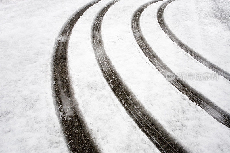 雪地上的足迹