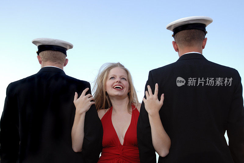 红衣女人和两个海军军官候补生
