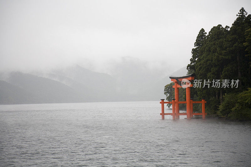 住之湖的鸟居门