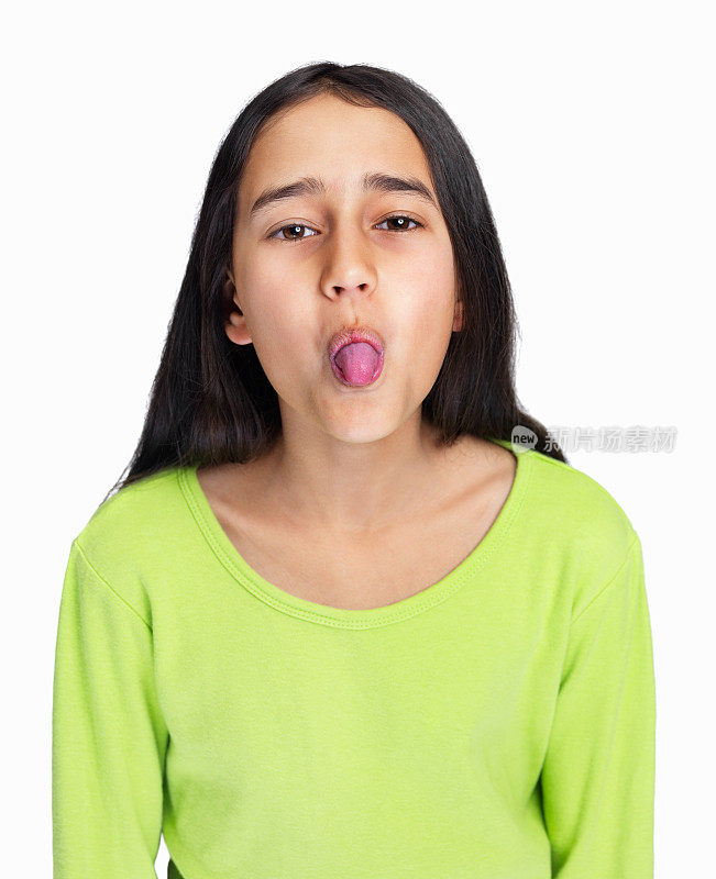 淘气的小女孩对着白色伸出舌头