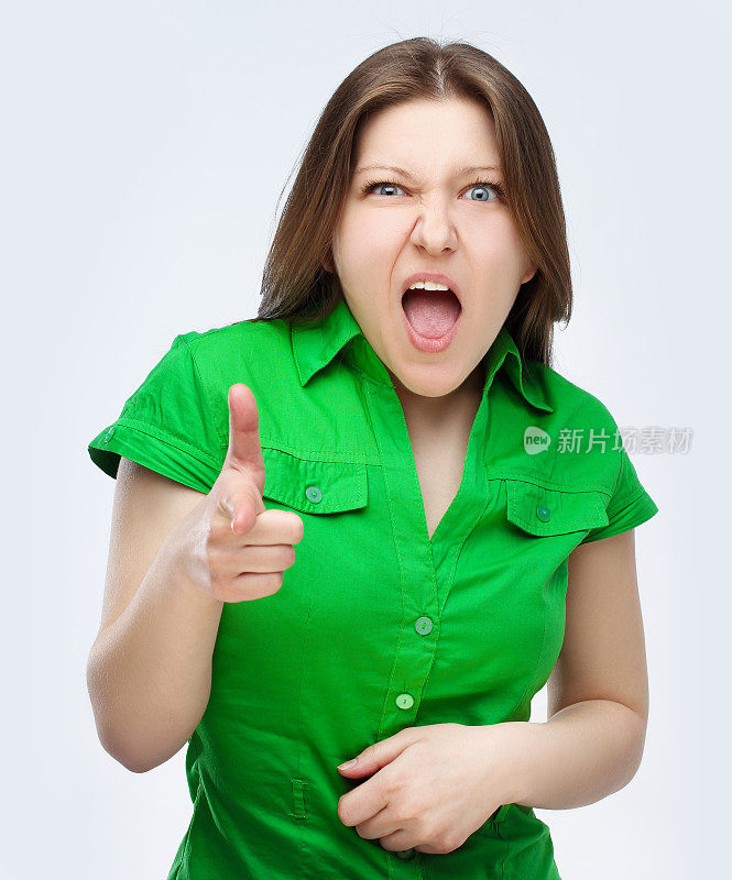 愤怒的年轻女子用食指指着镜头