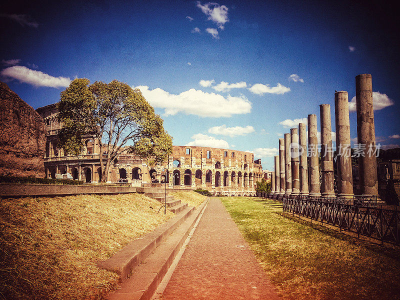 古罗马斗兽场旁的维纳斯和罗马神庙