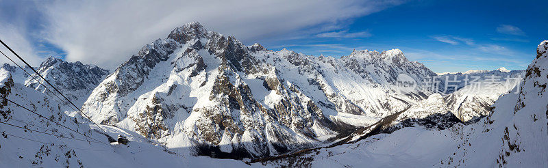 滑雪道巨大的全景