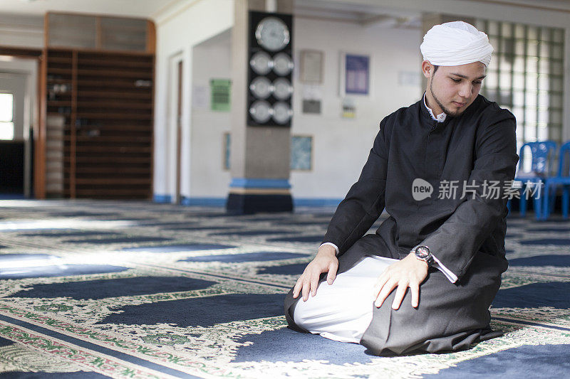 穆斯林男子在清真寺祈祷