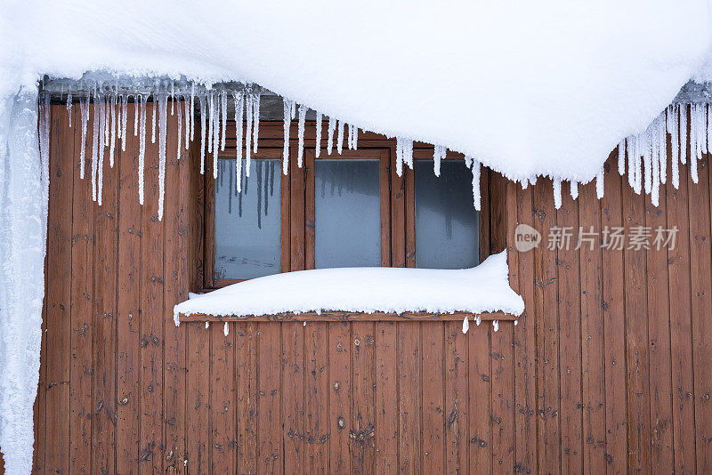 小屋窗户上覆盖着雪