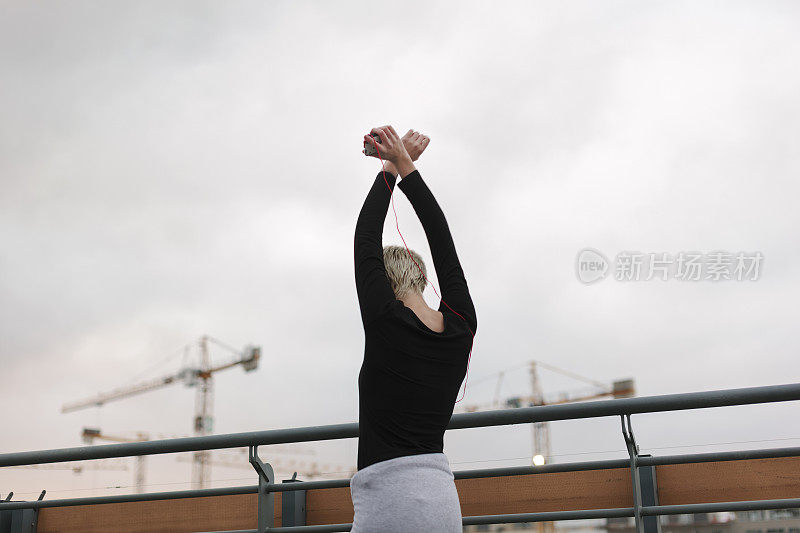 举着双臂庆祝成功的女子慢跑者