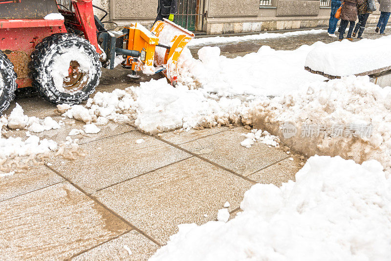 扫雪机在街上工作