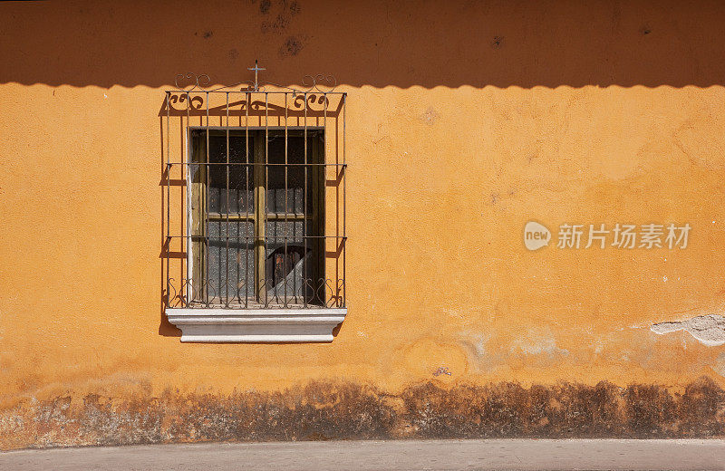 危地马拉安提瓜的旧橙色墙和铁条窗