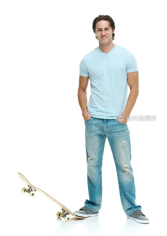 微笑滑溜冰板的人站