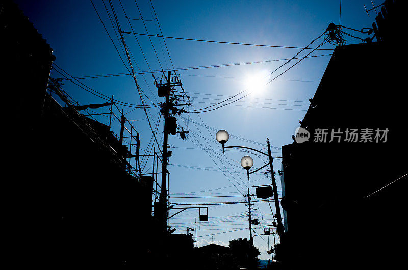 电线杆日本架空电力和电话电缆