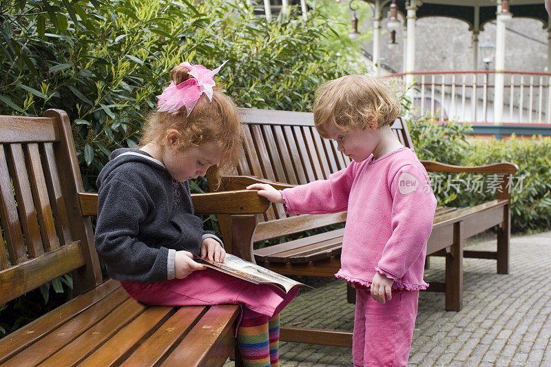 两个小女孩在公园里看书