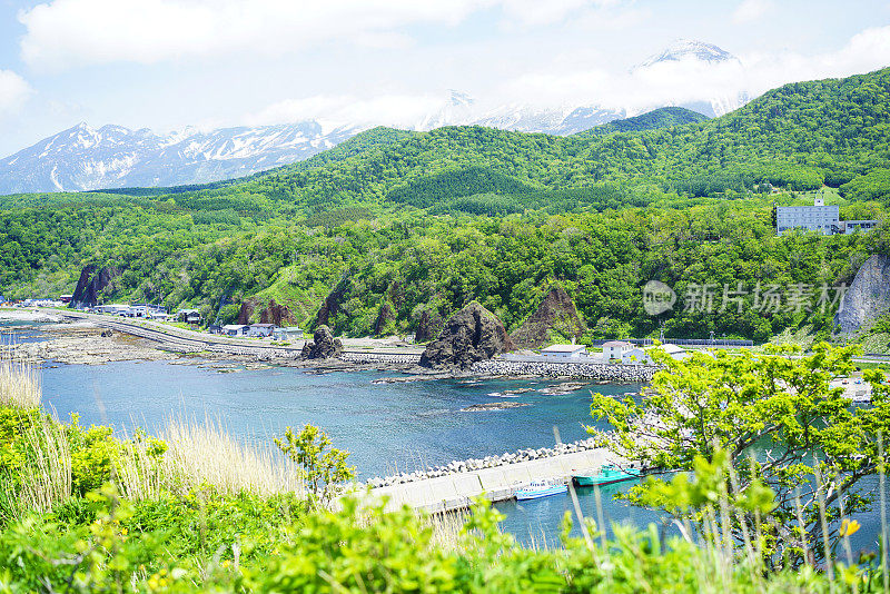 日本北海道知床海岸的顶视图
