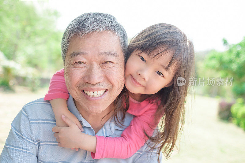 爷爷抱着可爱的孙女自拍