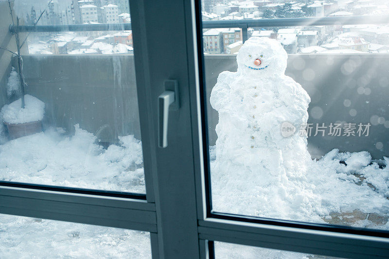 雪人在阳台