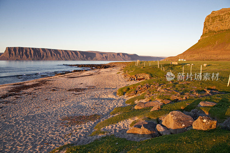 西峡湾的海岸线全景。冰岛。