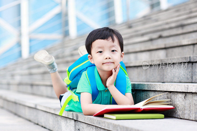 小男孩去上学