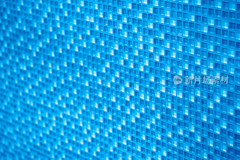 蓝色马赛克玻璃瓷砖背景对角线选择焦点