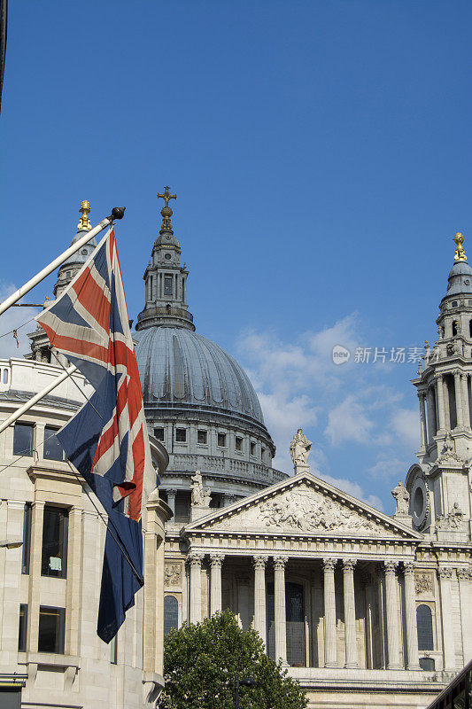 从舰队街看圣保罗大教堂，英国伦敦
