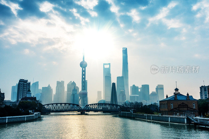 阳光下的上海天际线