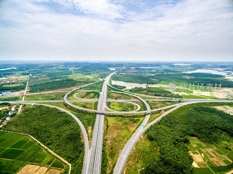 俯瞰高速公路十字路口