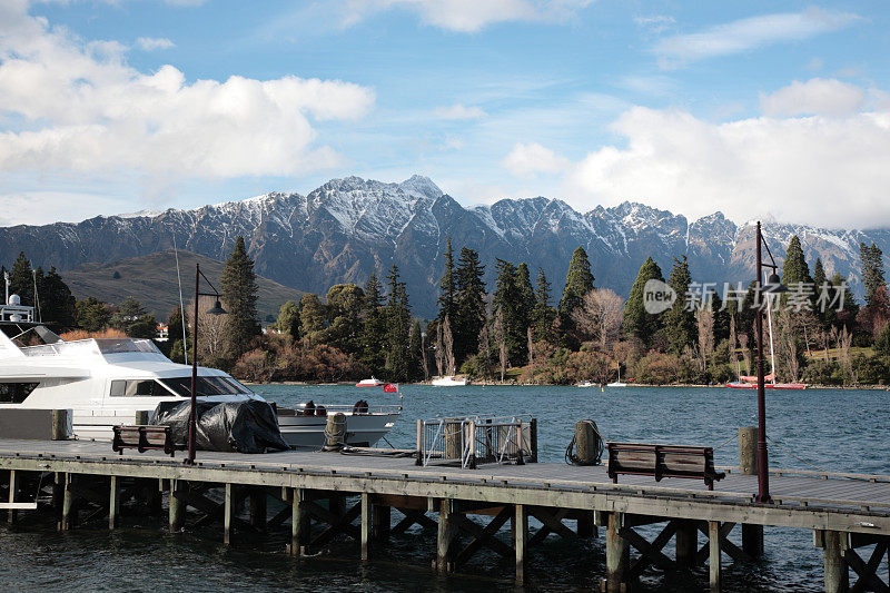 新西兰的皇后镇和瓦卡蒂普湖