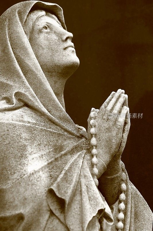 可爱的圣母天使双手合十祈祷，黑色背景，雷科莱塔墓地