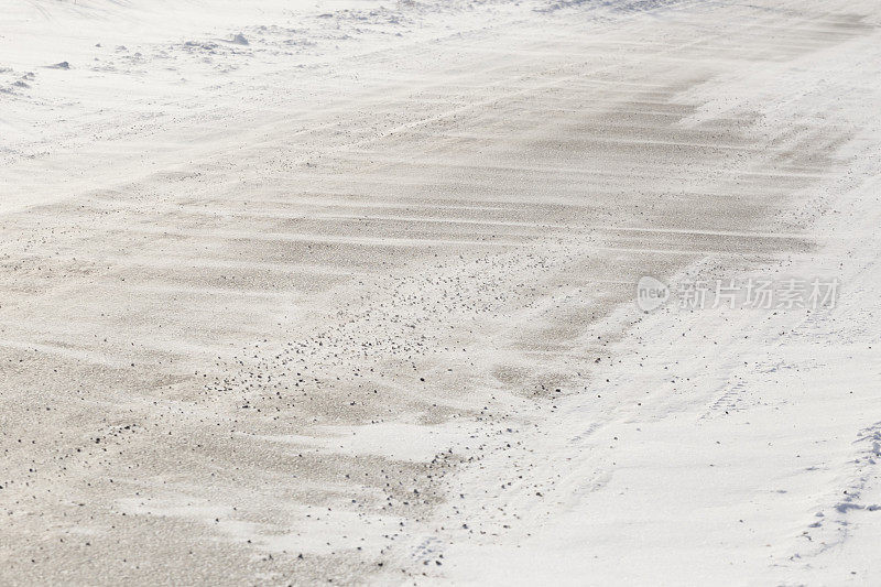 雪堆在柏油路上