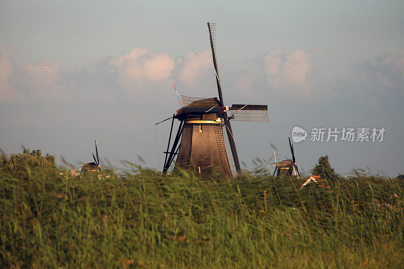 荷兰风车田运河日落，荷兰