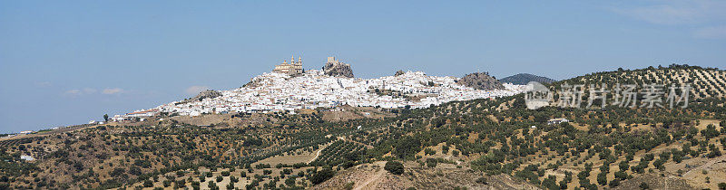 西班牙奥尔维拉，一个西班牙白人村庄全景格式