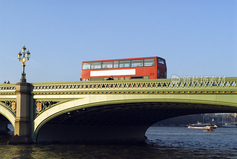 威斯敏斯特桥上的红色巴士。伦敦
