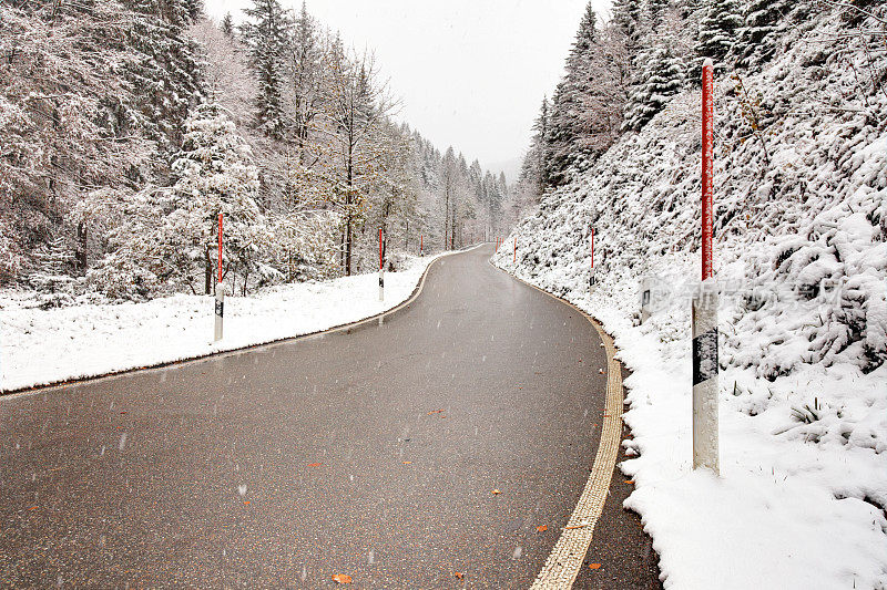 冬天下雪的道路和糟糕的天气