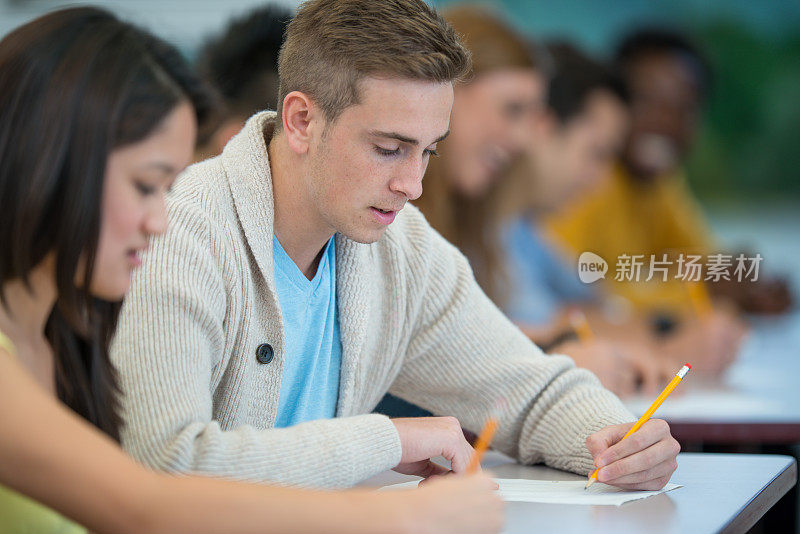 在教室里的大学生