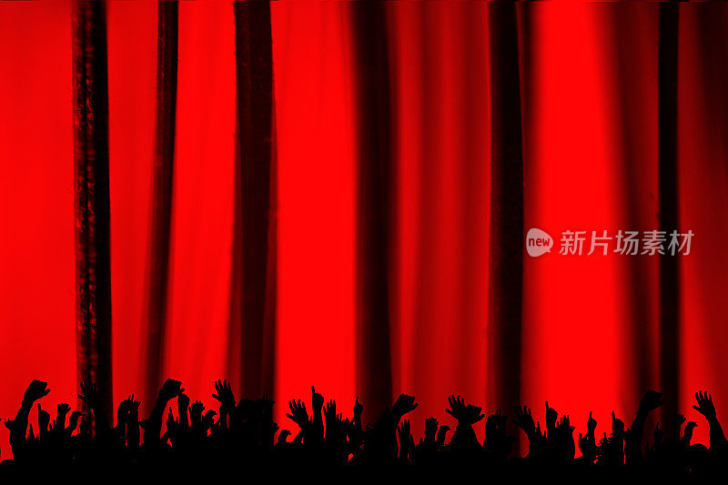 人群中，举起了双手。聚会,活动,音乐会。红色的窗帘。