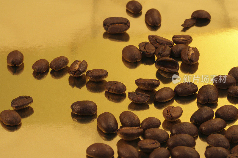 咖啡豆反射在金色的表面