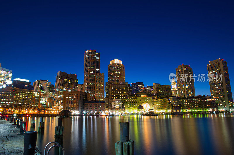 罗尔斯码头波士顿晚上的天际线