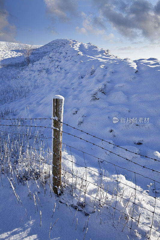 篱笆柱上有厚厚的冬雪