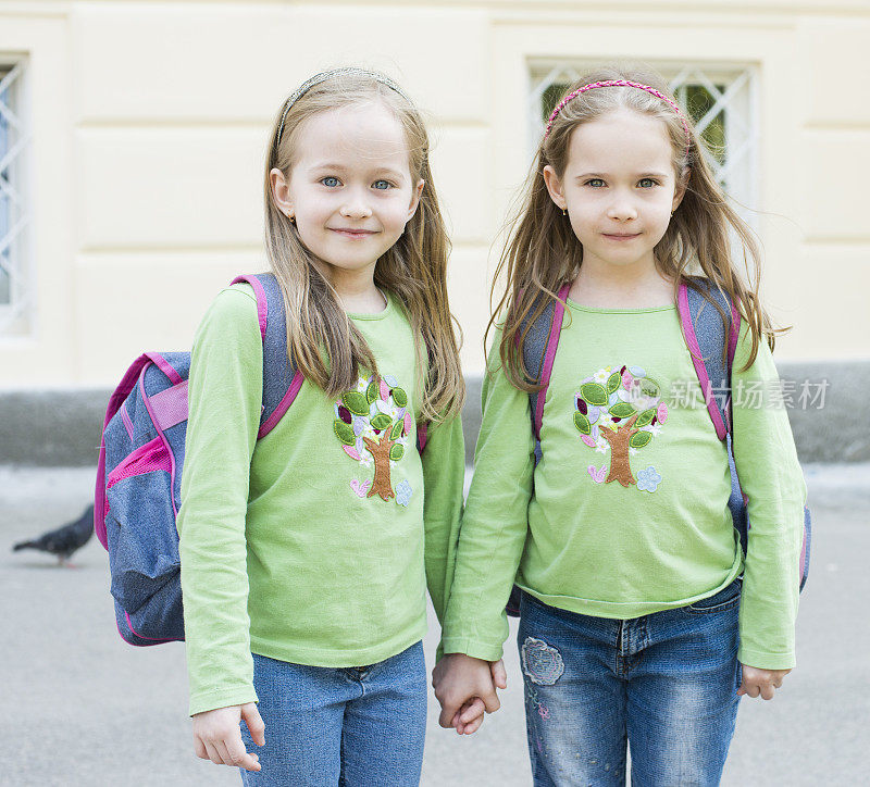 双胞胎准备好上学了